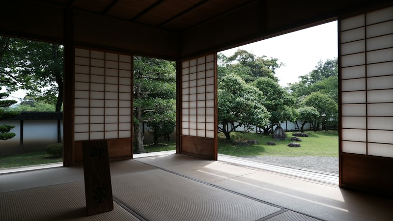 庭に開かれた静かな和室
