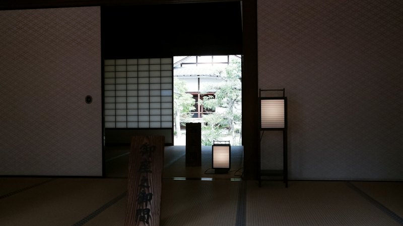行灯が灯る障子の和室